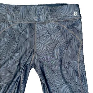 Maaji Palm Leaves Mid Rise Womens Size L Gray /Black Spandex Full Leggings